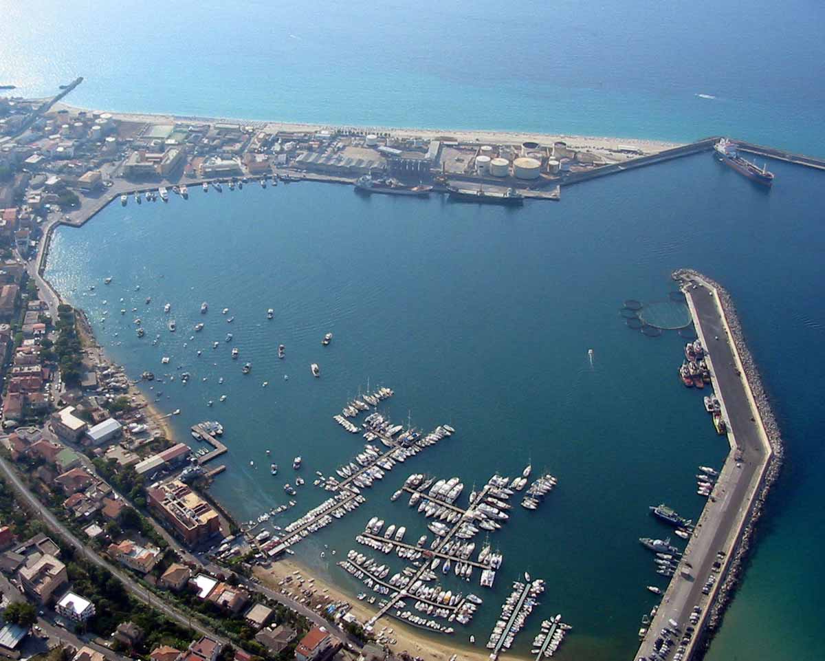 Porto di Vibo Valentia Marina che gode del primato della sede di Capitaneria di Porto- Guarda Costiera tra le più grandi d’Italia